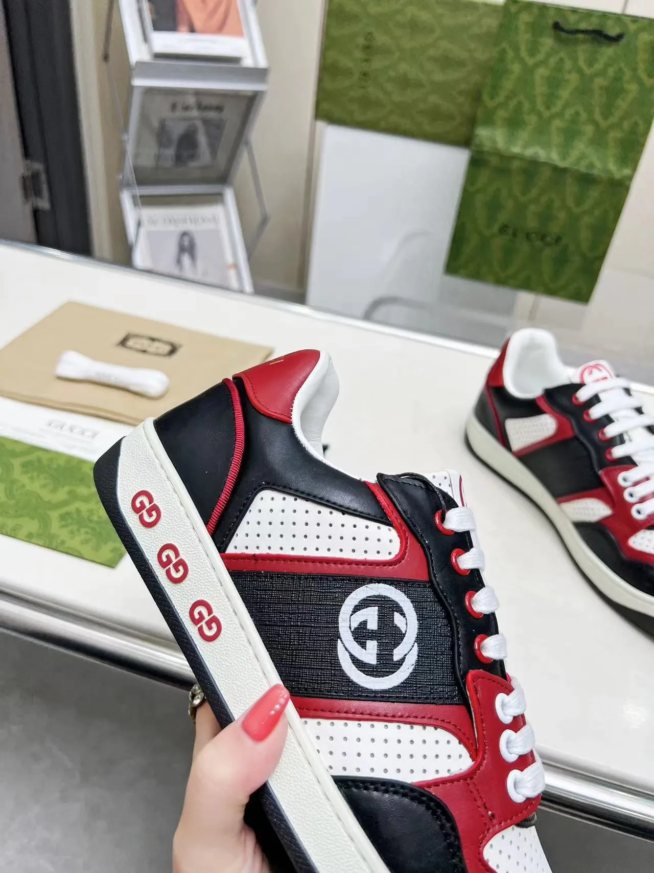 P620 💞💞Gucci G Home’s latest popular sports shoes, couple’s style, casual, retro white shoes 🌸🌸🌸 New popular series. The exquisite and compact interlocking double G logo romantically interprets the aesthetic concept of this series. Made of off-white leather, retro inspiration is cleverly blended into the sneaker design to reinterpret the brand logo. Exquisitely packaged at the delivery counter 🛍📦 ▪️Fabric: Original custom-made imported first-layer cowhide leather ▪️Lining: Original custom-made imported cowhide lining ▪️Outsole: Original molded two-color TPU outsole ▪️Size: Women's 35-40 / Men's 39-45